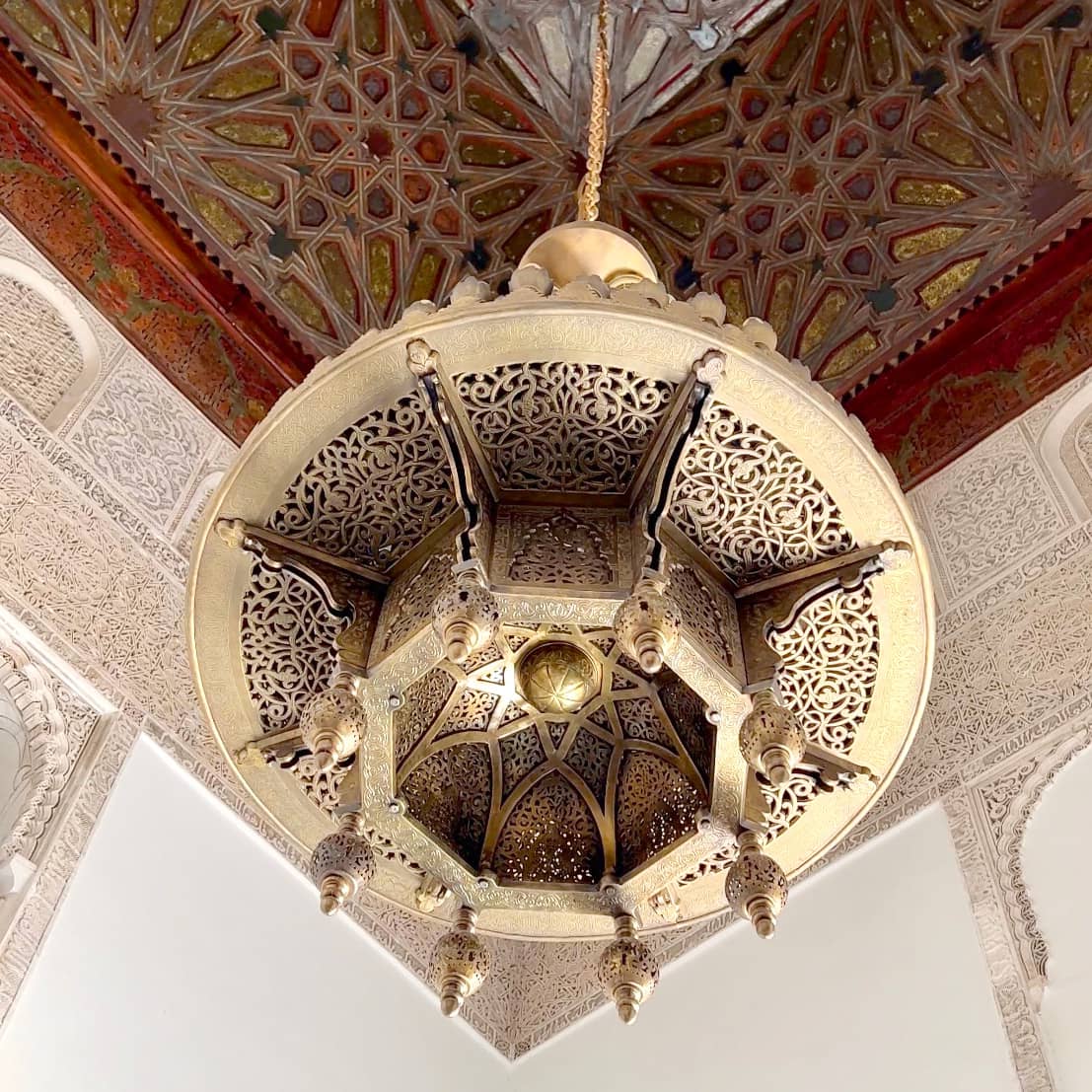 Metalowa lampa w Maroku - przykład tradycyjnego rzemiosła - ORSKA biżuteria